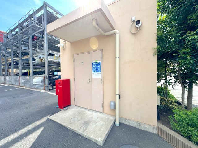 ゴミ置き場　敷地内に専用のゴミ置き場がございます。日々のゴミ出しがスムーズに行え、お部屋の中をすっきりと清潔に保つことができます。管理が行き届いた綺麗な共用部です。