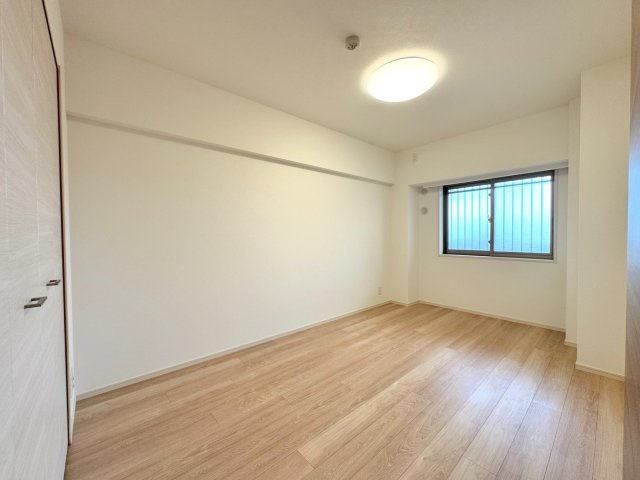 洋室7帖　約7帖の広々とした洋室は、ご夫婦の主寝室にぴったりです。大型のウォークインクローゼットを備えており、衣類や季節家電もたっぷり収納できお部屋を広く使えます。