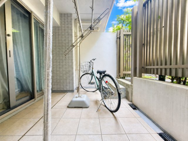 自転車も駐輪可能なテラスはお洗濯物も広く干せるプライベートスペースです。