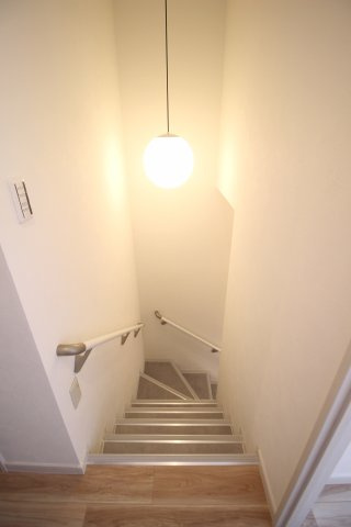 階段にはぐるりと手すりが設置され、安全に上り下りすることができあす