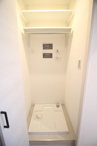 洗濯機置き場は階段を上がってすぐのところです