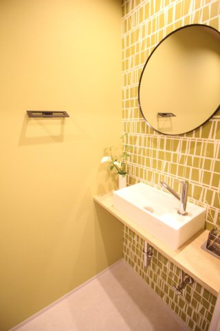 5階のトイレには手洗い器と鏡付きで洗面台のように使えます
