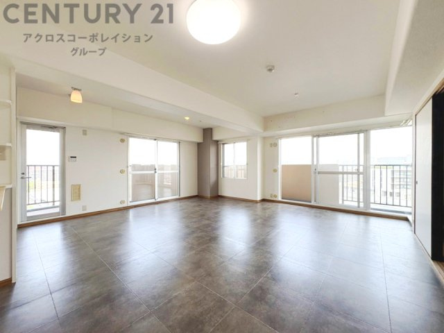 約18.5帖の広々としたLDKになります♪北東・南東2面から明るい日差しがたっぷりと入ります。