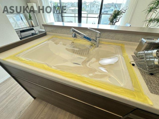 人気の人工大理石調のシンク。ワークトップとの一体とお手入れにしやすさが魅力です。