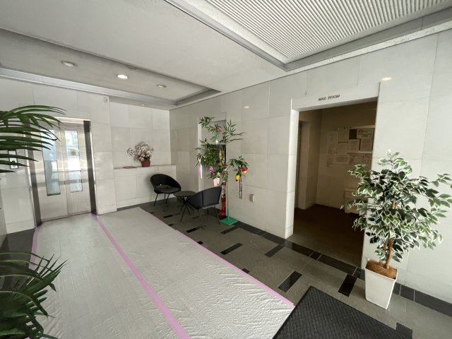 マンションの顔でもある、高級感漂うエントランス。　