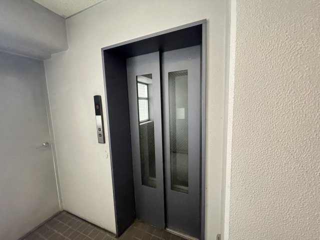 重たい荷物を持っていても、エレベーターがあれば安心です。　