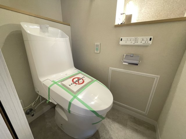 温水洗浄便座付きの清潔感あるトイレは、落ち着いた空間に。　