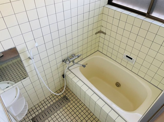 レトロなタイル張りが印象的な浴室は、しっかりとした造りで広さも確保されています。窓付きで湿気がこもりにくく、換気もしやすい設計。ゆったりとした浴槽で一日の疲れをしっかり癒せます。リフォームも可能！