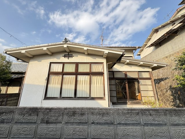 落ち着いた街並みが広がる向東町に佇む、味わいある外観の中古戸建。和の趣を感じる造りで、周囲との調和も良好です。海が近く、静かな住環境で、自由な住まいづくりを楽しみたい方におすすめです。