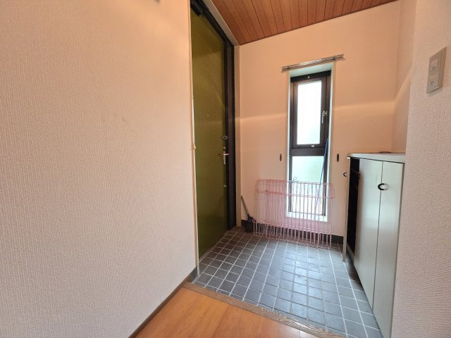 玄関に小窓があり、日中明るい玄関になります！