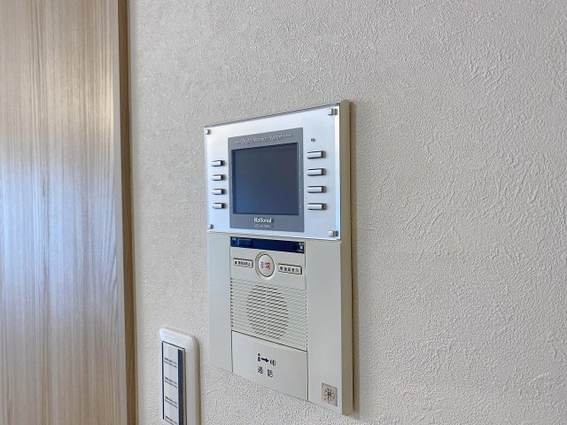 来訪者の顔を室内からしっかり確認できるTVモニター付きインターホンを完備。防犯性に優れ、お子様のお留守番や一人でのお留守時にも安心です。安全で快適な暮らしを24時間優しく見守る頼もしい防犯設備。