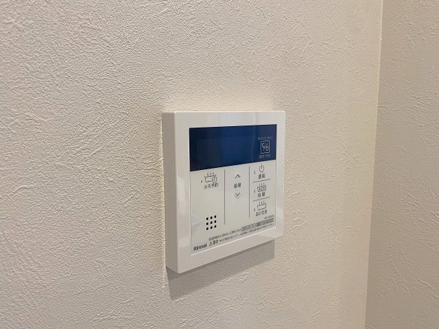 スイッチひとつで設定温度までお湯を温め直せる便利な追い焚き機能を搭載。ご家族全員がいつでも快適で温かいお湯に浸かることができます。日々の生活をサポートし、節水にも貢献する嬉しい設備です。