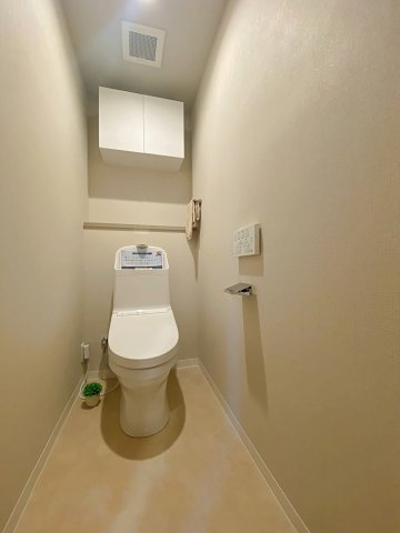快適な機能を搭載した温水洗浄便座付きトイレへと新規交換済み。衛生面やお手入れのしやすさにも配慮した清潔感あふれるプライベート空間です。毎日使う場所だからこそ安心感と心地よさにこだわり抜きました。