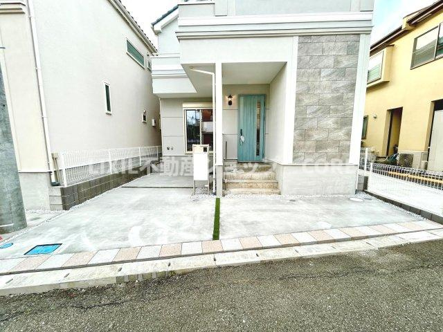 ゆったりとした駐車スペースを確保いたしましたので、大きめのお車でも駐車可能です。