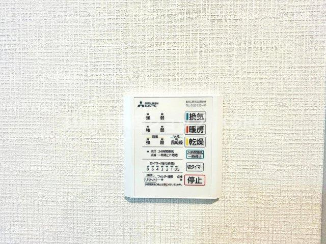 浴室乾燥暖房付のバスルーム。天気や時間を気にせずに、いつでも洗濯物を乾かせます。