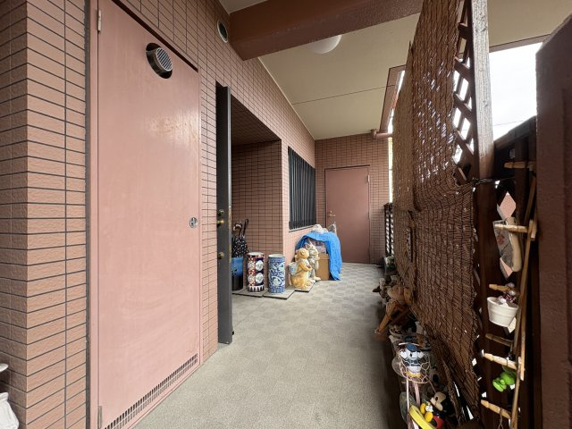 玄関横にトランクルームが設けられており収納に便利です。室内に持ち込まず保管できるため、居住空間をすっきり保てるのも嬉しいポイント。日常使いから趣味用品まで幅広く対応できる実用的な収納スペースです。