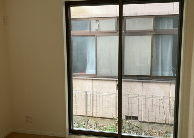 洋室のメリットは重い家具が置きやすく、身の回りが整理しやすいことです。　床がフローリングのため畳とは異なり凹みにくいです。　クローゼットなど収納が豊富で、普段使わない旅行カバンや服の整頓も簡単にです。