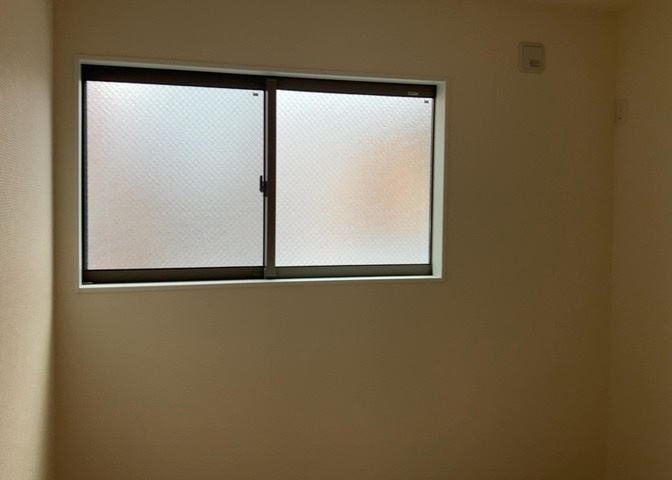 寝室でゆっくりと過ごすためにはベッド周りの適度な空間を担保することや窓の位置、照明の明るさ、寝室の広さなどを考える必要があります。自身や家族の構成とライフスタイルに併せて寝室にする部屋を選びましょう！