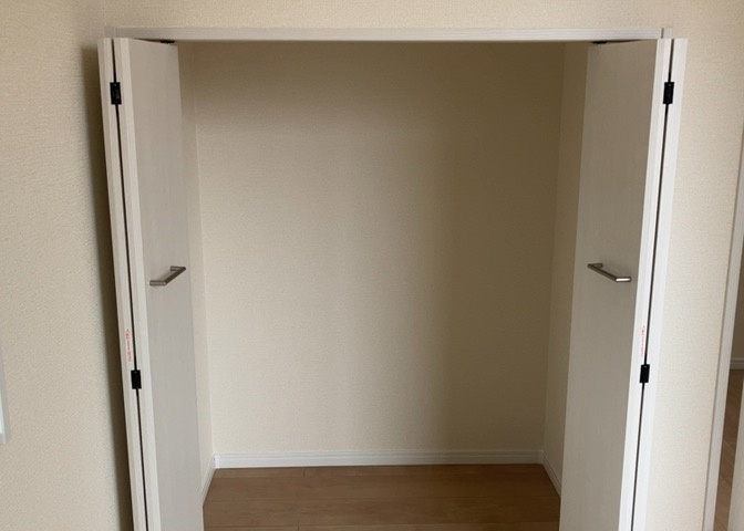 デザイン性を重視しすぎて収納が少なかった！なんてことにならないため、事前に現地で収納の数を確認しておくことをお勧めします。クローゼット以外にも床下収納や屋根裏収納、パントリーなどもチェックしましょう。