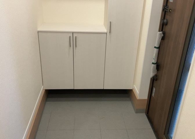 玄関は家の顔でもあり、家族以外の目にも止まる場所です。玄関は外との間を仕切る扉、靴などをしまっておく収納スペース、靴脱ぎのたたきスペース、来客とのやり取りをするドアホンなど複数のアイテムからなります。