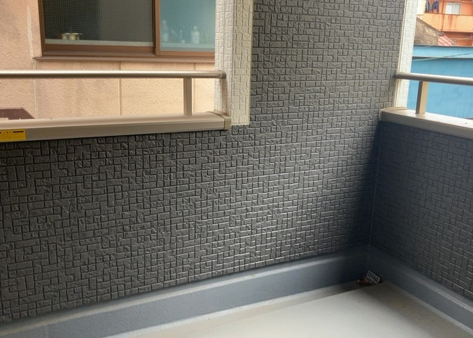 バルコニーは、室外の専用スペースのうち、「屋根がなく開放された空間」であるものを指します。ベランダより広いタイプのものが多く、日当たりもよいため家庭菜園などを楽しみたい人にとって適した環境となります。