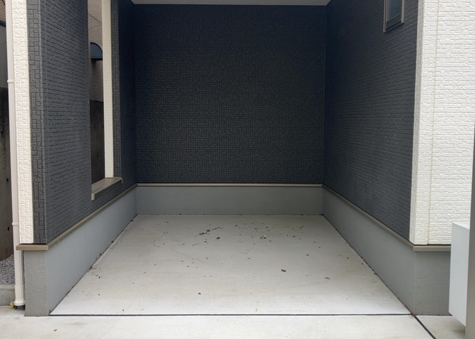 駐車場と明記されていても、最小スペースでつくられた駐車場だと大型車は駐車できなかったり、出入りしにくくなったりする可能性があります。お車のサイズと購入したい物件の駐車場のサイズを現地で確認しましょう。