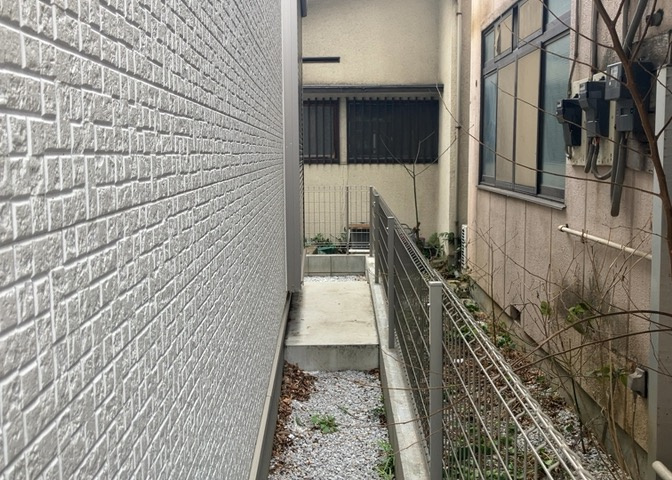 庭があることでガーデニングや家庭菜園はもちろん、こどもの遊び場やペットを放して遊ぶことができます。また、家の周囲に余裕があるということです。隣地との間があれば、十分な日当たりと、風通しが確保できます。