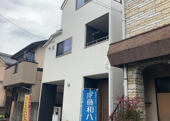 住宅用の土地では前面道路に2m以上接していなければならないと法律で定められています。しかし、お持ちの車のサイズやライフスタイルなどにより、2mでは利便が悪い場合もございますので、事前に確認しましょう。