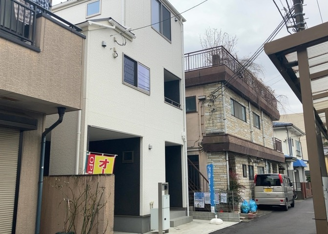 お持ちの車種によっては前面道路が広い方が便利でしょう。しかし、前面道路が広ければその分交通量が多くなるため、騒音などが気になる場合があります。実際に現地を見学し、周辺交通量や騒音などを確認しましょう！