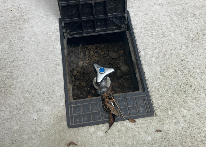 敷地内に散水栓や立水栓があると便利です。水道水を直接利用できるため、水を運ぶ手間を省くことが出来ます。大量の水を必要とする洗車作業や清掃などに役立ちます。その他設備とあわせて、現地でご確認ください。