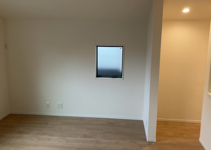 L型アイランドタイプは、キッチンからダイニングにもリビングにも目が行き届くので、とても使いやすい配置です。L字型独立タイプは、キッチンを独立させてるためLDKというよりもLDといった様なイメージです。