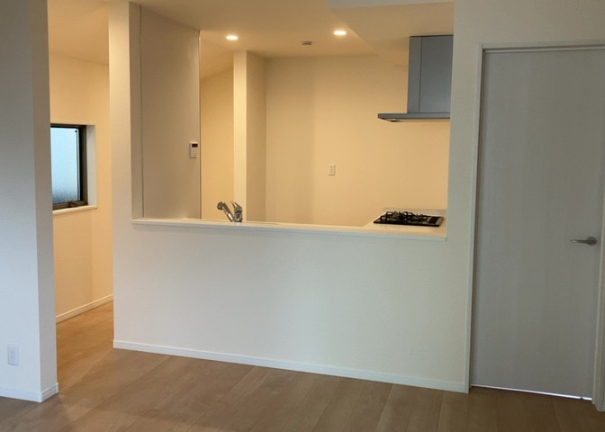 ダイニングは、食事や家族の団らんスペースとしてだけではなく、ほかの用途としても使用することができます。ダイニングテーブルを置き、食事のためのスペースを作ることでリビングとの差別化を図ることができます。