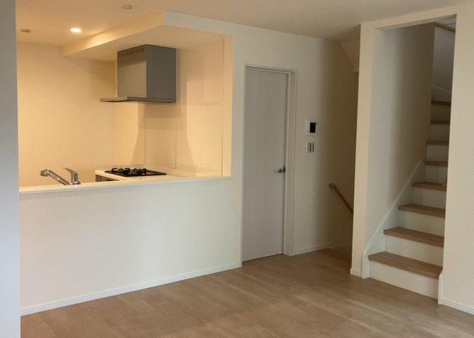 ダイニングにはダイニングテーブルセットなどを置くことが多く、間取りにおいて「D」と略記されますが、食事を作るときの作業場として使用したり、朝食を食べたりするときだけに使われるケースも少なくありません。