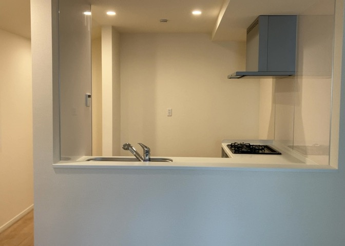 DKの物件でも広く見せたい方は、ダイニングスペースを広く使えるように工夫しましょう。低めのダイニングソファを置くと、家具の圧迫感が減り、広く見せることができ、ダイニングをリビングのように使用できます！