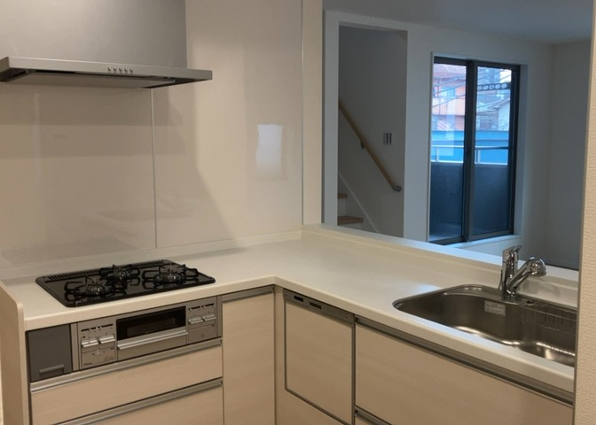 ダイニングとキッチンの間を扉や壁などで仕切らず、一体化させた間取りです。キッチンカウンターがついている物件ならば、食事をキッチンカウンターで取ることで、ダイニングスペースをリビングとして使用できます。