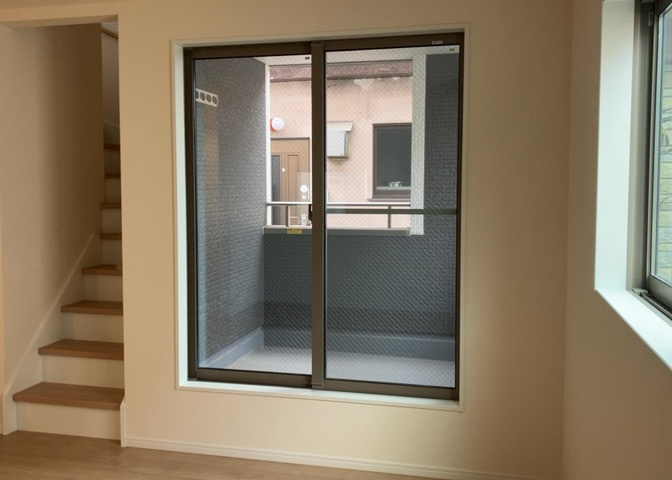 サッシは、ガラス窓に使用される金属製の窓枠です。一般的に住宅建築では、金属製建具工事の段階でガラス類・玄関などと同時に設置されます。種類や構造により断熱性能や遮音性能が異なるので現地でご確認ください。