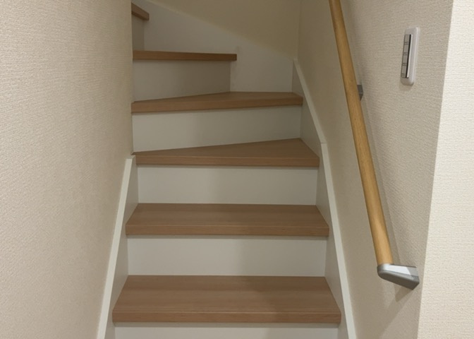 限られた敷地面積の場合、収納スペースを狭くして居室スペースを広く取ろうとすると、収納スペースがなくて困ることがあります。見学の際に各部屋に収納スペースがあるか、収納を置く場所はあるのか確認しましょう。