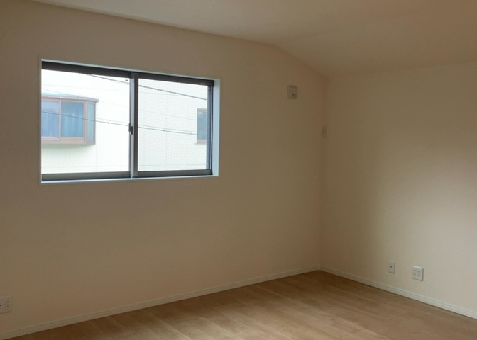 直線タイプはLとDKを一直線に並べた形で対面キッチンのタイプです。一般的なのでよく見かけるかもしれません。直線タイプに似た直接アイランドタイプは、キッチンとダイニングの間に壁がない分広く感じられます。