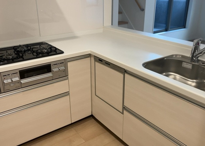 標準的なシステムキッチンの横幅は、165cm～300cm程度です。2100・2400・2550・2700などミリ単位で表記されます。普段どのように料理をするのかを想定しながら合ったサイズを選びましょう