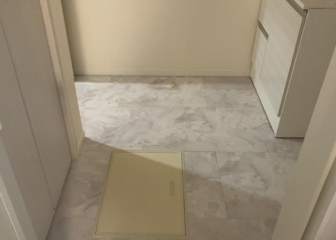 多くの戸建て住宅で見かける洗面脱衣所は、洗面台と洗濯機が2畳ほどのスペースに並べられていて、洗面所が脱衣所を兼ね備えている間取りが一般的です。お客様が利用することもある、パブリックな空間でもあります。