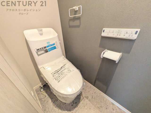 温水洗浄便座付トイレは温水洗浄機能により、暖かい水でおしりを洗浄することができ、冷たい水を使う従来の便座に比べ、温水洗浄機能で暖かいトイレを提供し、快適な使用を可能にします。