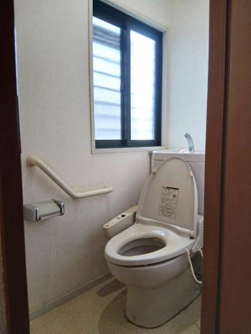 【トイレ／現地写真】温水洗浄機能と暖房便座機能が備わったトイレ。リフォームプランもご提案いたします。