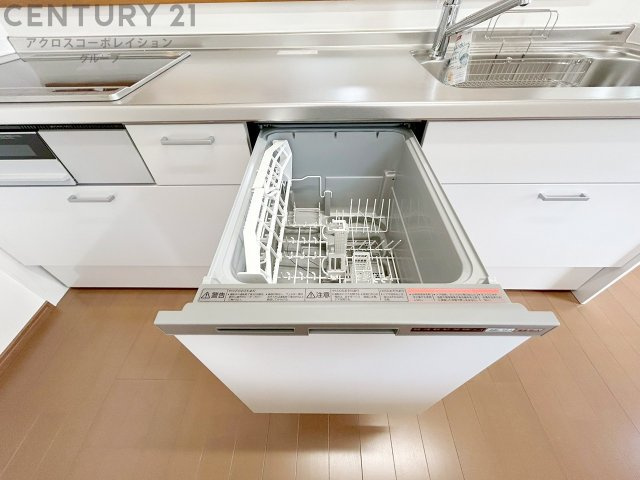 手洗いに比べて時間や労力を節約できることです。また、高温のお湯で洗浄されるため、雑菌や細菌を殺菌する効果もあります。さらに、乾燥機能があるため、手で拭く手間も省け衛生的に保管できます。