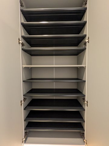 玄関の下足入れです。　多くの靴が収納できます。
