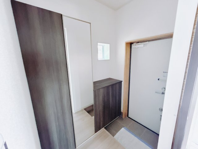■玄関｜毎日の「いってらっしゃい」や「お帰りなさい」を大切なご家族と過ごす玄関は〈使いやすさ〉を追求しております。玄関横の物入は急な来客時でもさっとお片付けできるスペースを確保しています。