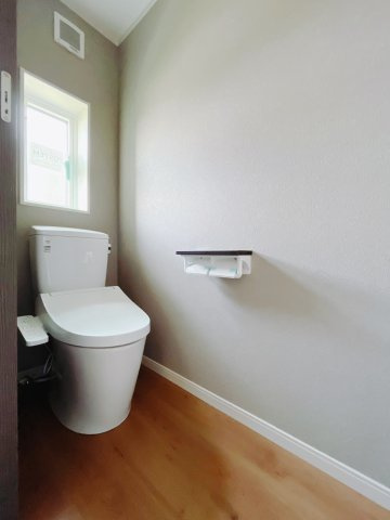 ■トイレ｜窓付きのトイレになります。常に換気もできますので安心ですね！