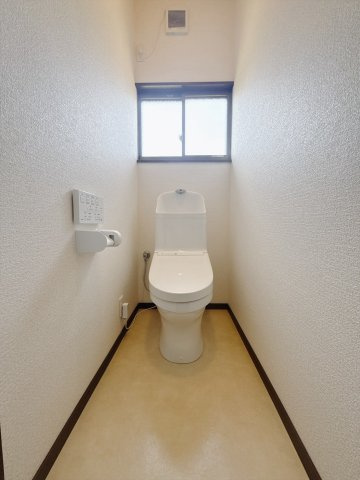 ■トイレ｜白を基調とした清潔感溢れるトイレになっています。トイレには窓がついていますので常に換気をすることができ清潔を保てます。