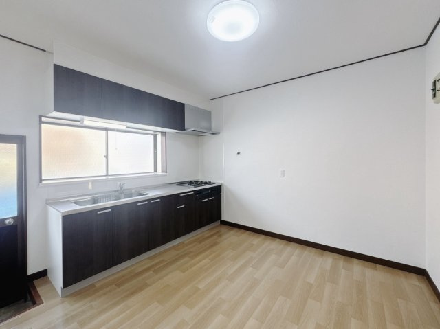 ■キッチン｜お料理時の油の臭いや煙などが隣接するお部屋に充満しにくい造りとなっており、急な来客時にも生活感を見せずに過ごせます♪