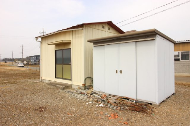 小さな小屋と物置があります（現況引渡）