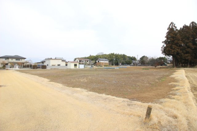 物件南側より北側前面道路を望む
